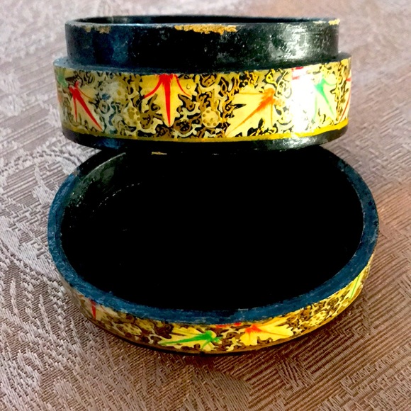 Handcrafted and painted oval box made in Kashmir. - Picture 4 of 6